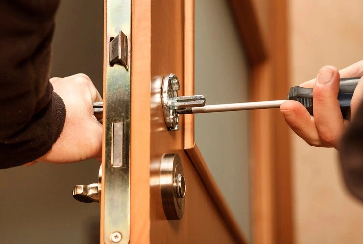 Håndtak for dørfeste Reparasjon av dørhåndtak med skrutrekker