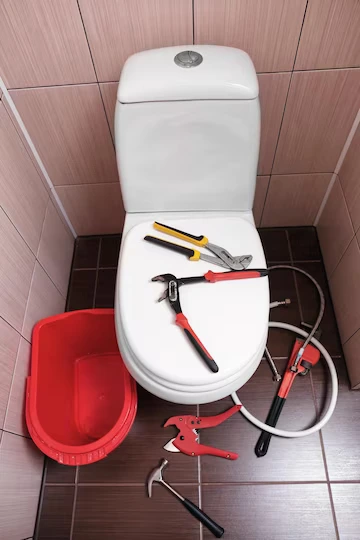 rørleggerens verktøy på toalettet hjemme