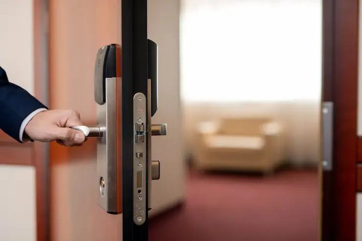 magnetisk låsing av tredør når du går inn i et hotellrom